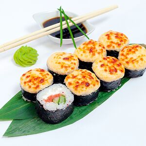 Теплый ролл Фаворит с лососем