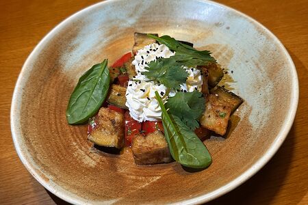 Салат из хрустящих обжаренных баклажанов