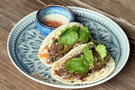 Тако с ребром бычка и халапеньо