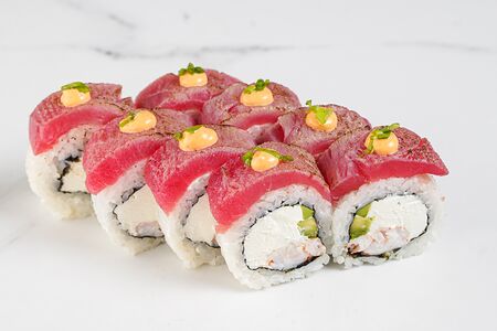 Ролл в опалённом тунце с креветкой 