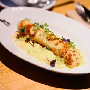 Блин-ролл с нежным лососем и воздушным скрэмблом