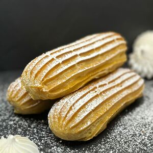 Эклер с заварным кремом