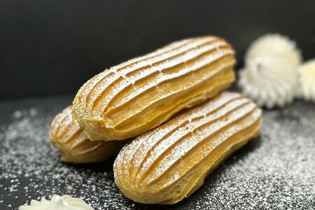 Эклер с заварным кремом