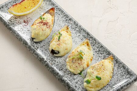 Запечённые мидии под соусом 4 сыра