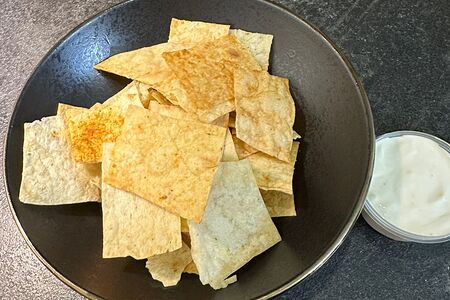 Фирменные чипсы Че с соусом