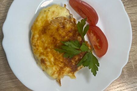 Свинина отбивная запеченная с помидорами