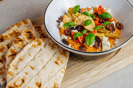 Хумус из красного болгарского перца с питой