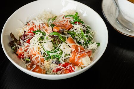 Салат Цезарь с семгой