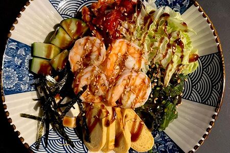 Поке с креветкой, вялеными томатами с томатным майо