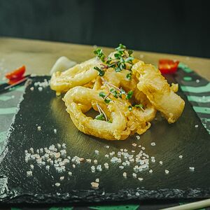 Кальмары темпура с пряным соусом
