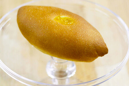 Пирожок с яблоком печеный