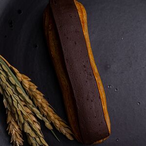 Эклер шоколадный