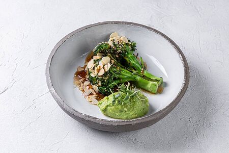 Брокколи с кунжутным дрессингом