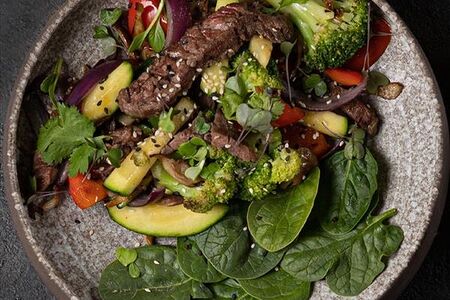 Теплый салат с говядиной и устричным соусом