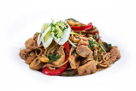 Лапша с курицей, грибами и карри