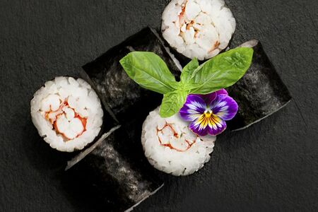 Маки с камчатским крабом