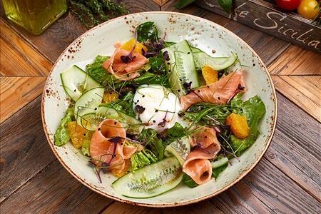 Салат с лососем и киноа