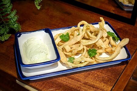 Кальмары фри с соусом айоли 