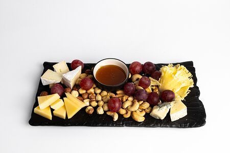 Тарелка благородных сыров