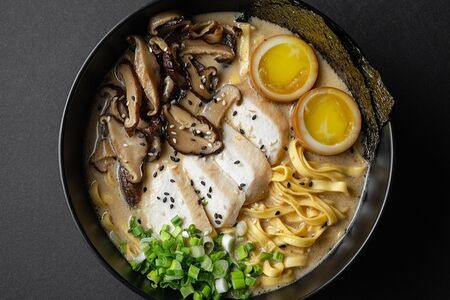 Кунжутный рамен с куриной грудкой и шиитаке 