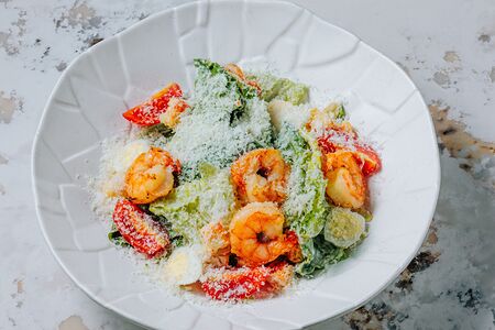 Салат Цезарь с креветкой