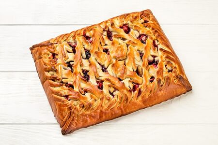 Целый пирог с яблоком и ежевикой