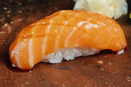 Суши с лососем