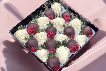 Набор из клубники в шоколаде День и ночь