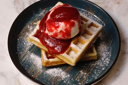 Венские вафли с мороженым и джемом