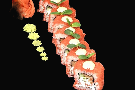 Ролл с лососем и тобико