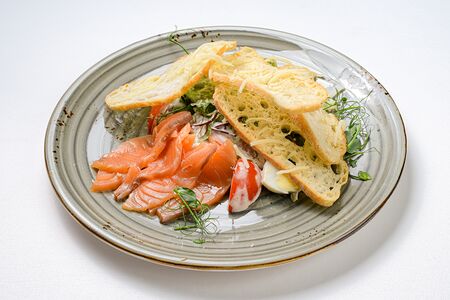 Салат Цезарь с лососем 