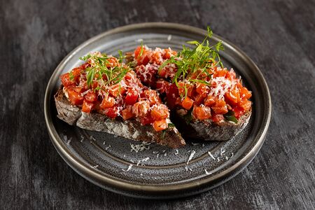Брускетта с тартаром из лосося