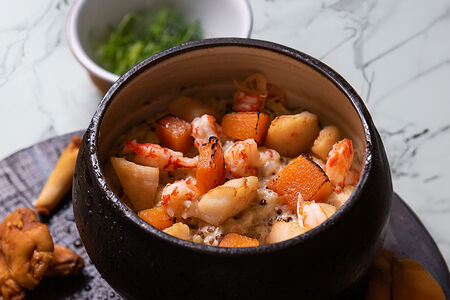 Киноа с раковыми шейками и гребешком