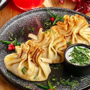 Блинчики с нежной рваной говядиной с фирменным соусом