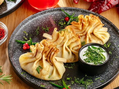 Блинчики с нежной рваной говядиной с фирменным соусом