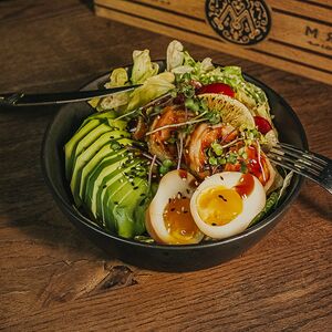 Цезарь с креветками и авокадо