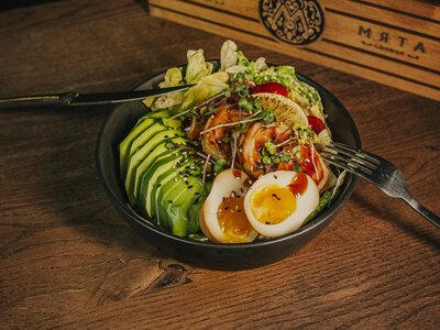 Цезарь с креветками и авокадо