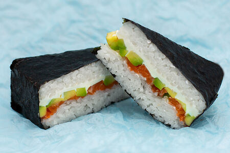 Онигири с лососем