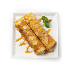 Блины с яблоком и корицей с карамельным соусом