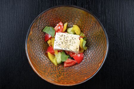 Салат из свежих овощей с сыром фета