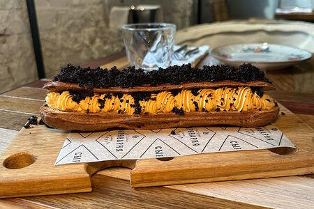 Эклер с маком