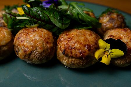 Шампиньоны фаршированные креветками с крабовым мясом