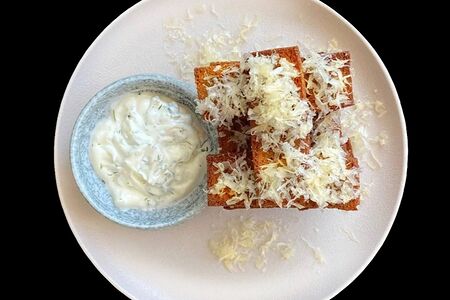 Гренки бородинские с сыром чечел и соусом цахтон