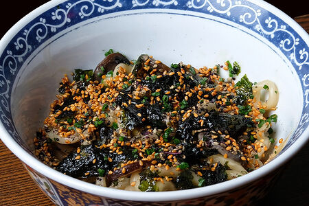 Удон с тремя видами грибов и мисо-коджи