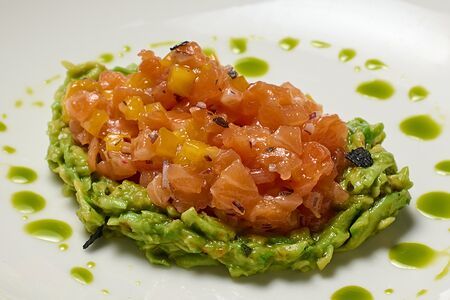 Тартар из лосося с авокадо и манго