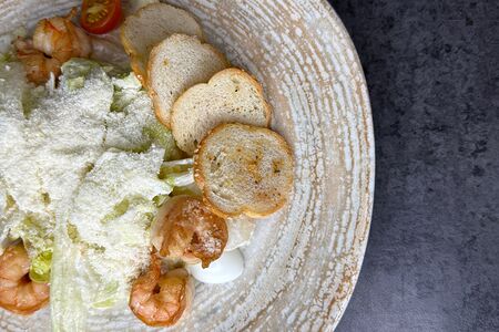 Салат Цезарь с креветками