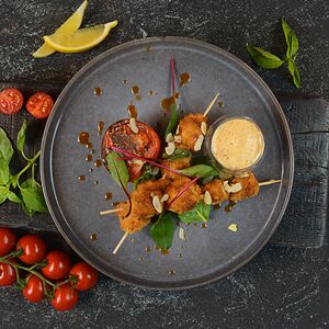 Куриные шашлычки в лепестках миндаля