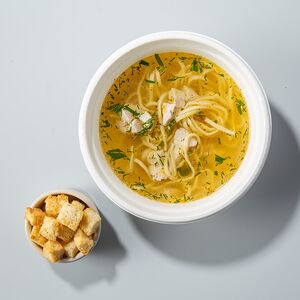 Большой куриный суп с лапшой и сухариками