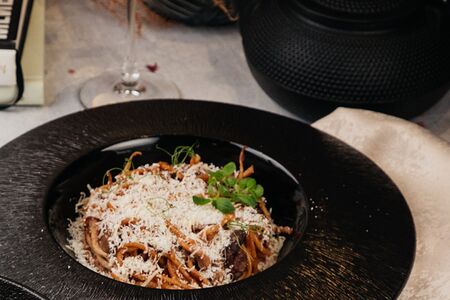 Спагетти с сочной телятиной и благородными белыми грибами 