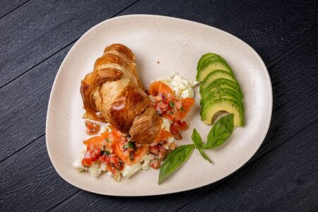 Круассан с лососем и скремблом